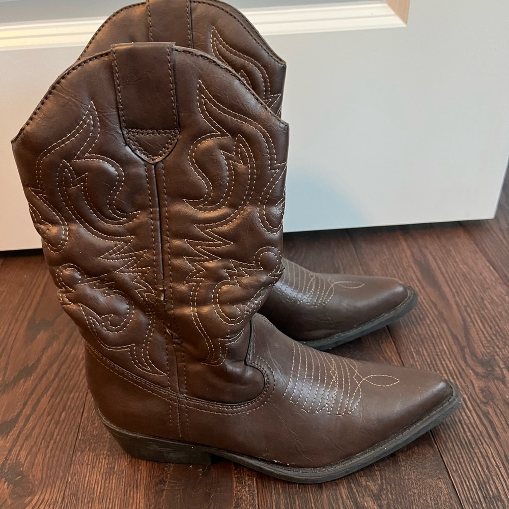 Rampage boots 5.5 has a few scratches